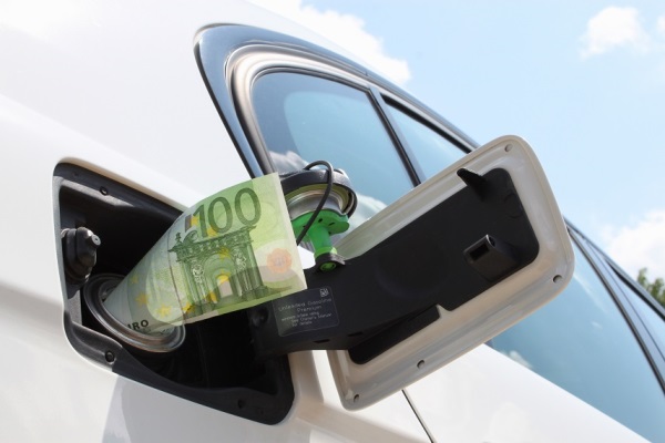Caro benzina: spenderemo 1.750 euro per fare il pieno all'auto